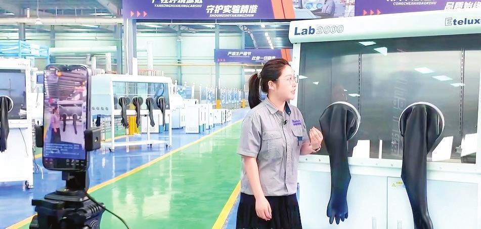 在伊特克斯惰性气体系统(河北)有限公司,主播在车间直播介绍产品。 (魏县工业企业服务中心供图)