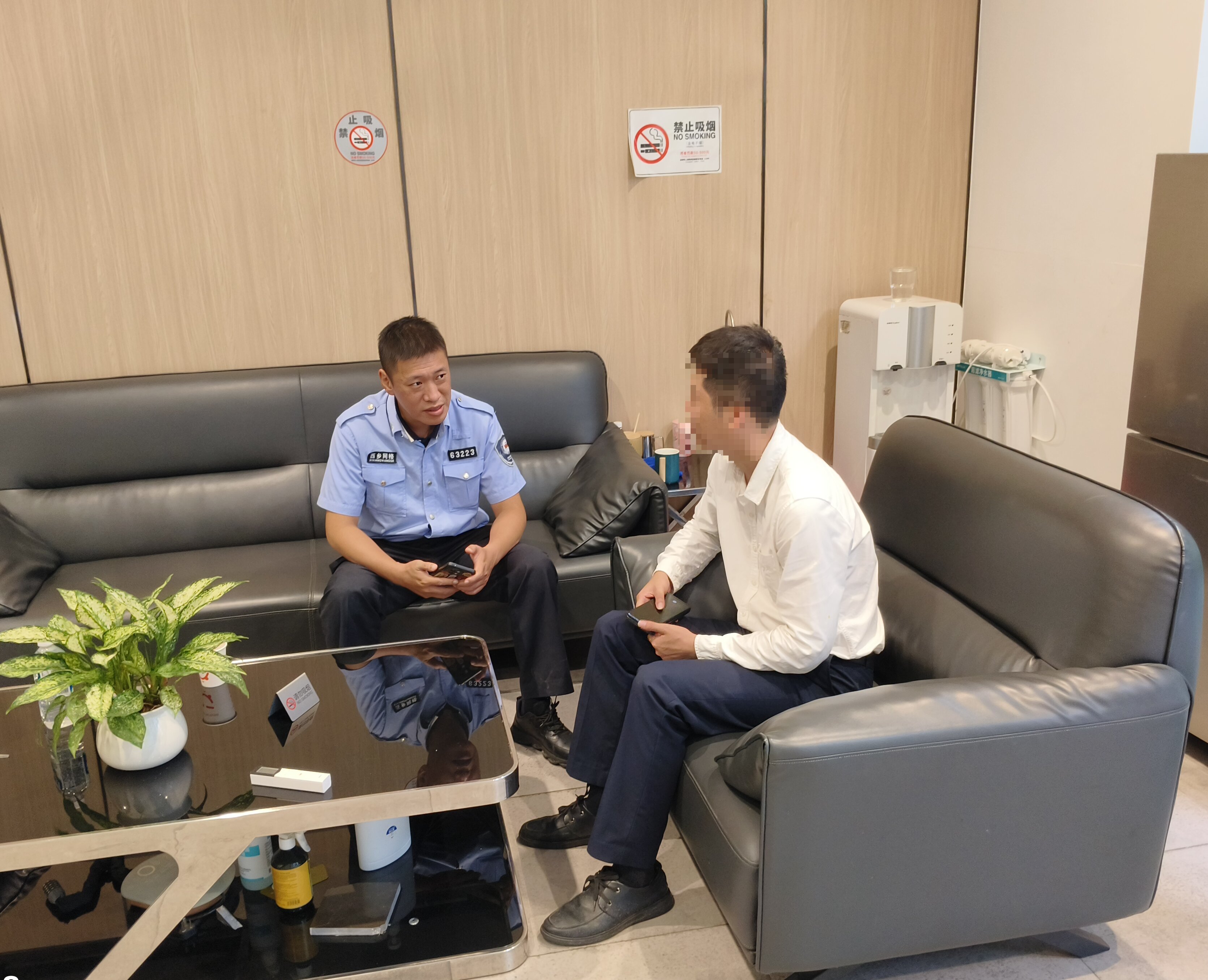 ▲网格员与公寓出租方负责人了解情况，倾听诉求