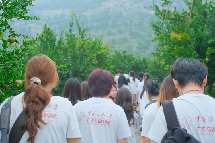 校地联动擘画枣庄石榴品牌振兴新蓝图——中国传媒大学师生赴枣庄开展“行走的品牌大课堂”研学实践