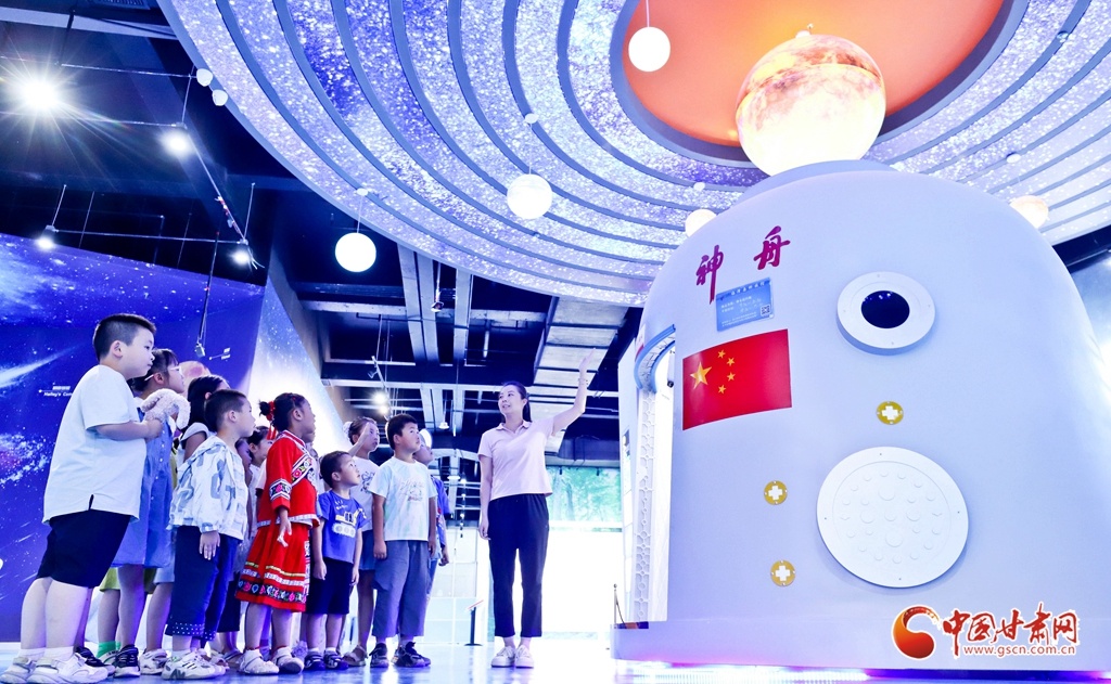 科技辅导员向小朋友讲解太空知识