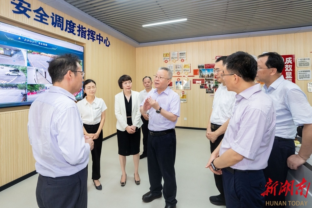 7月20日,沈晓明在韶山学校思政教育实践营地调研。