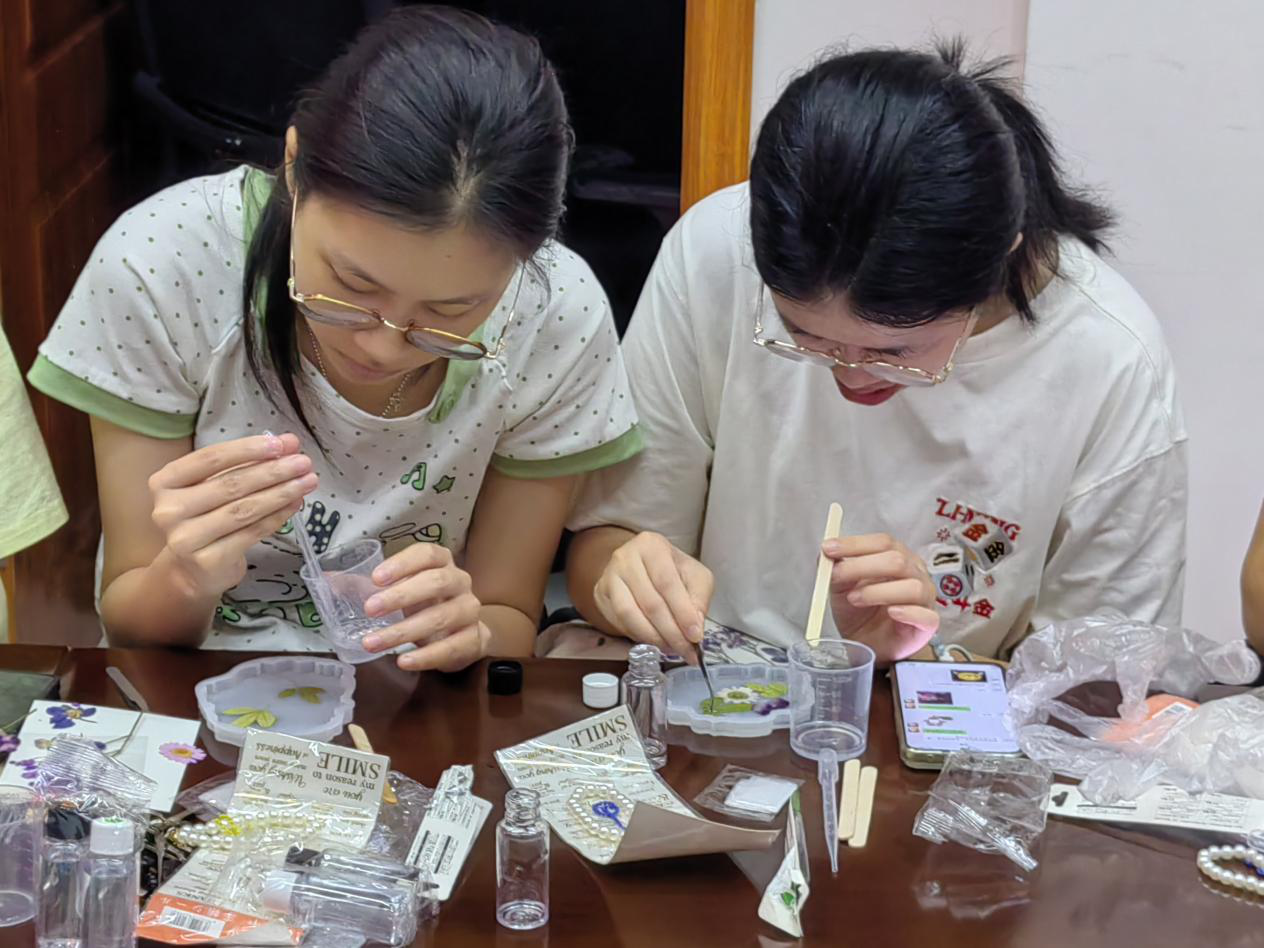 凝萃时光,琉璃盏影——西乡街道桃源社区开展干花滴胶杯垫手工活动