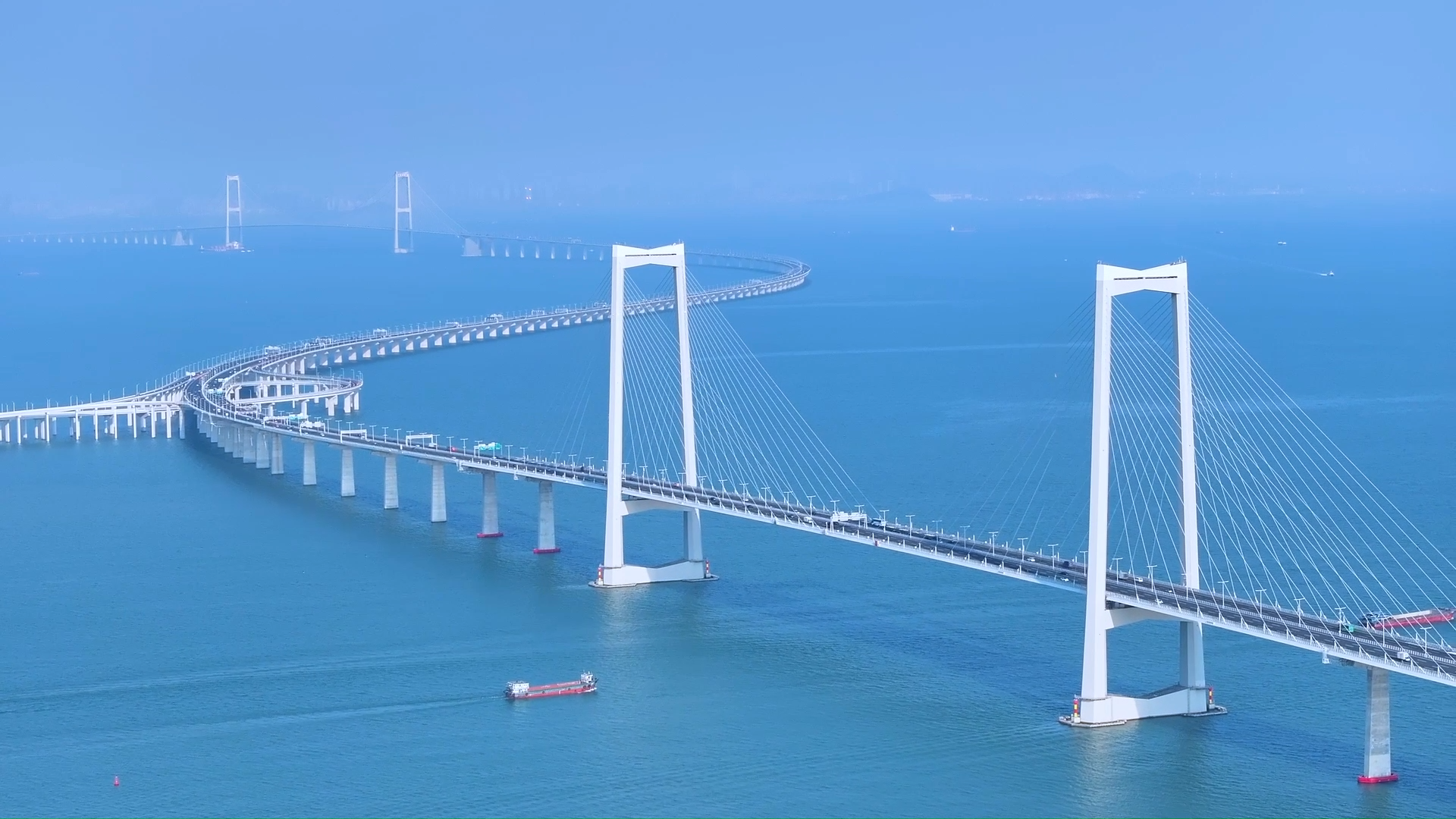 深中通道作为集“桥、岛、隧、水下互通”于一体的世界级跨海集群工程，将深圳与中山间的车程缩至半小时
