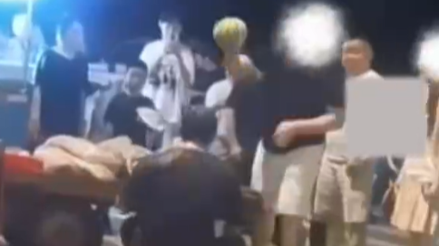 男子狂扔西瓜猛砸摊主头部，叫嚣“全给你买了”
