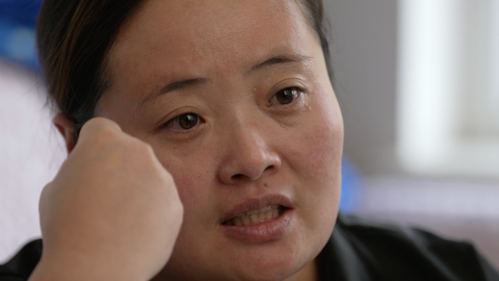 因为没钱给丈夫妹妹包红包，怀孕8个月的我在睡觉时被他打到眼球凸出