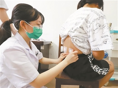 医护人员为市民贴敷三伏贴