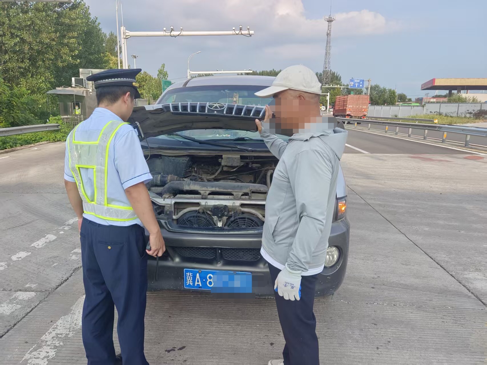 河北高速集团青银分公司新河收费站:及时救助突发故障车辆