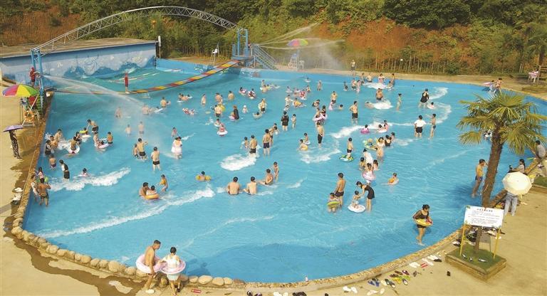 水上乐园是市民消暑的好地方。
