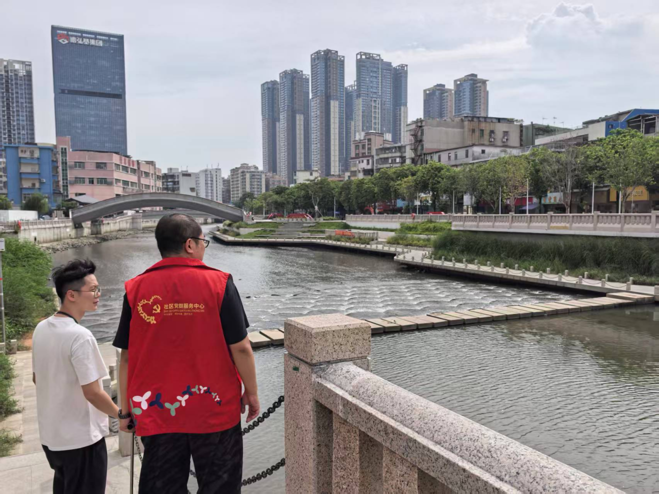 严阵以待防台风 西乡街道西乡社区筑牢台风“红霞”防御安全防线