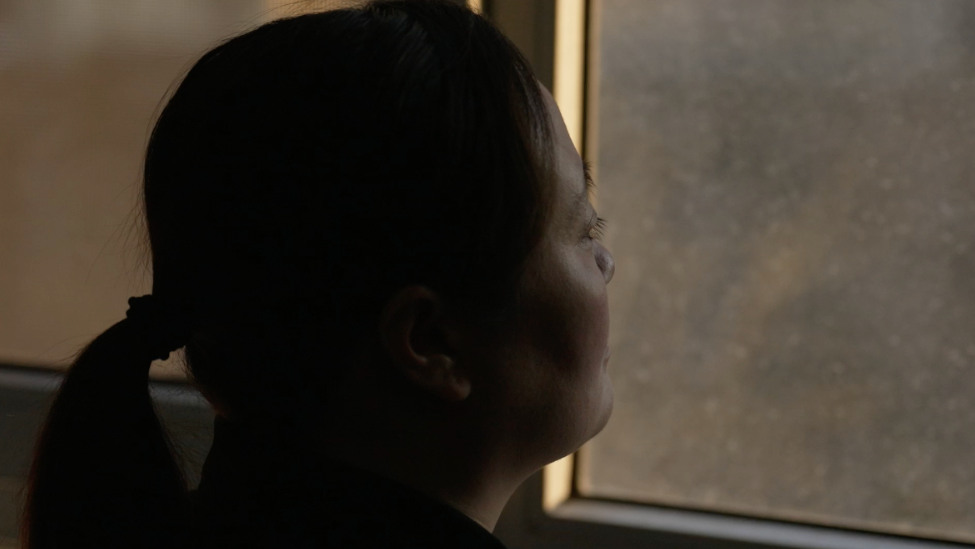 女子月子期间，因一句给婆婆的提醒被丈夫施暴