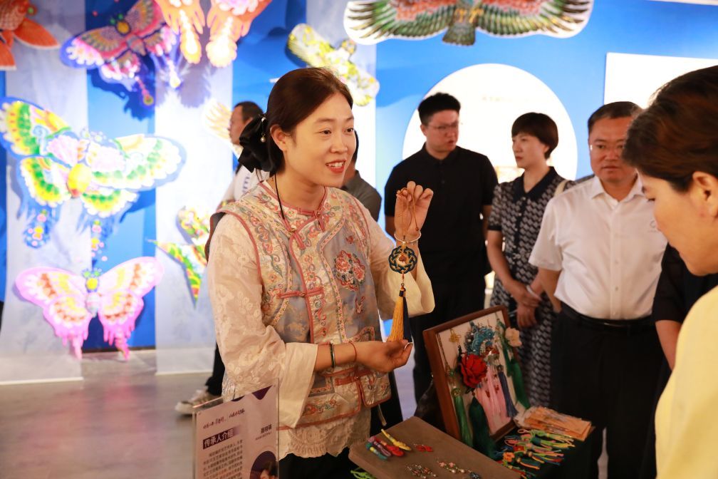 这是在新疆喀什地区博物馆举办的山东非遗展示交流活动。(王宇琦 摄)