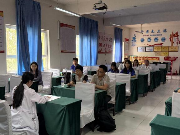 在天山南北上好“行走的思政课”——西安交大公卫师生暑期社会实践调研基层慢病防控