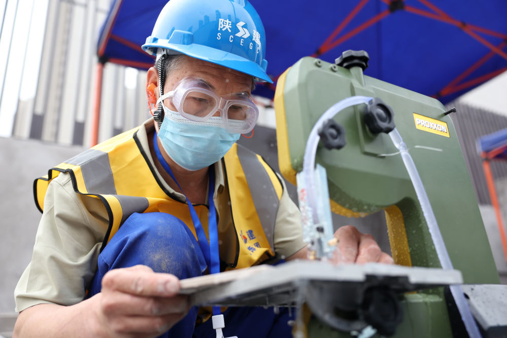 7月30日,陕西建工装饰集团参赛选手陈世刚在装饰装修工决赛中。