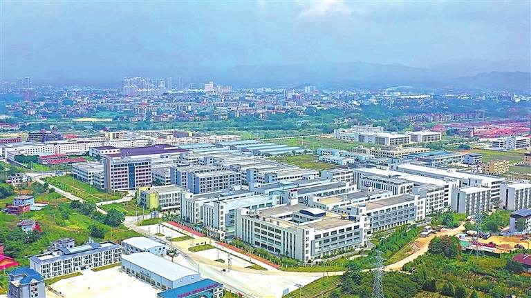 航拍兴国工业园区标准化厂房连片崛起（图）