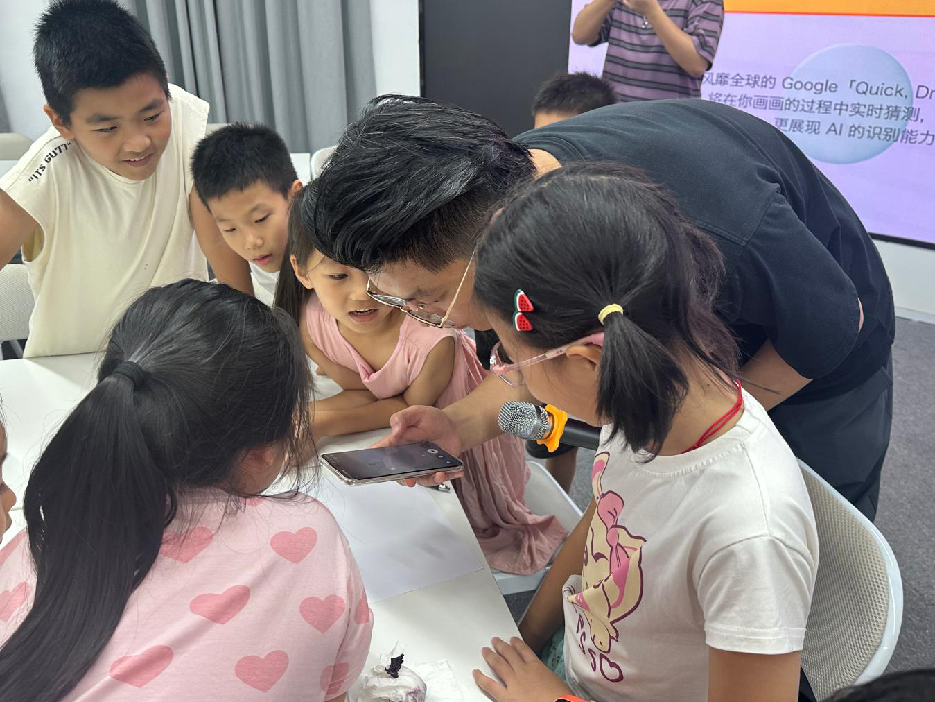 探秘AI科技 筑梦科创未来 ——西乡街道流塘社区团委开展暑期科创研学活动