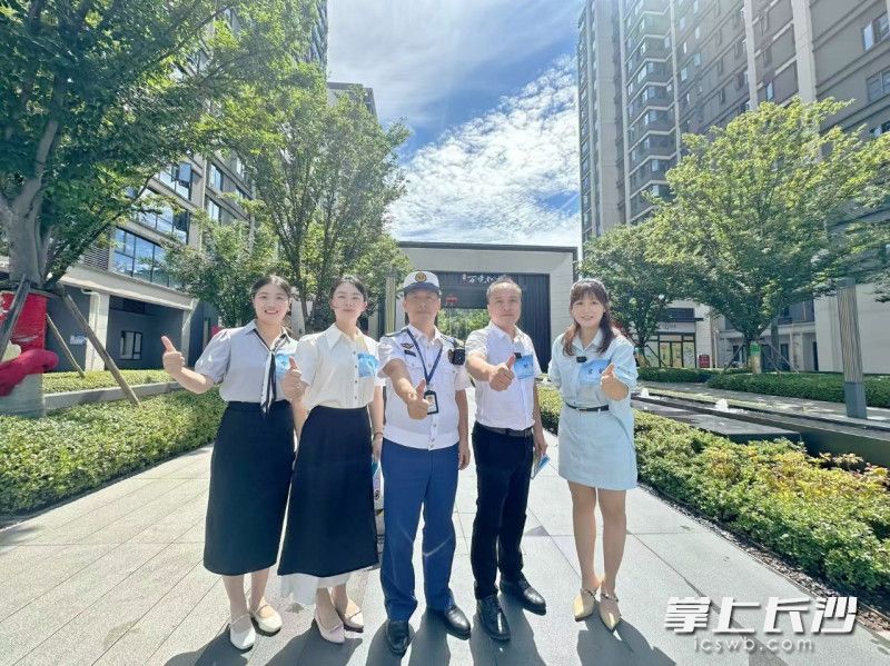 消防安全科普直播宣讲活动人员合影。 长沙晚报通讯员 王磊 摄