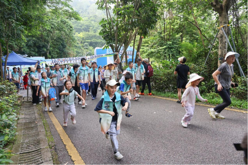 登高望远聚合力 健康同行邻里情——凤凰岗社区开展“平峦揽胜 全民登高”户外登高活动