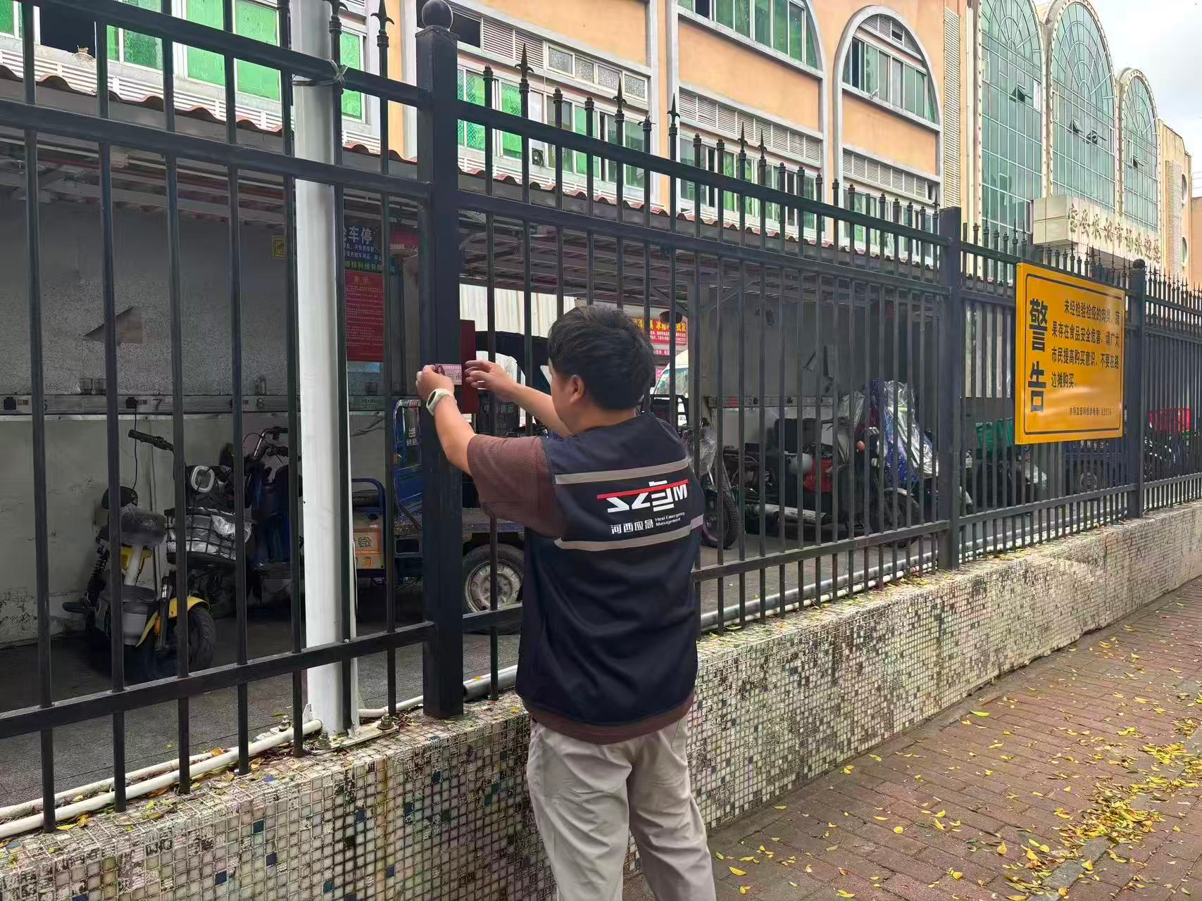 背街小巷治理丨整治破损广告店招!西乡街道河西社区以环境整治提升社区风貌