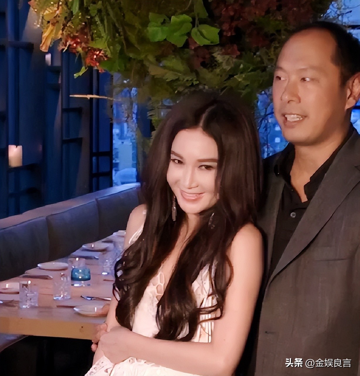 温碧霞59岁庆生照引热议,发福显龄养子坐姿抢镜 第3张 温碧霞59岁庆生照引热议,发福显龄养子坐姿抢镜 第3张