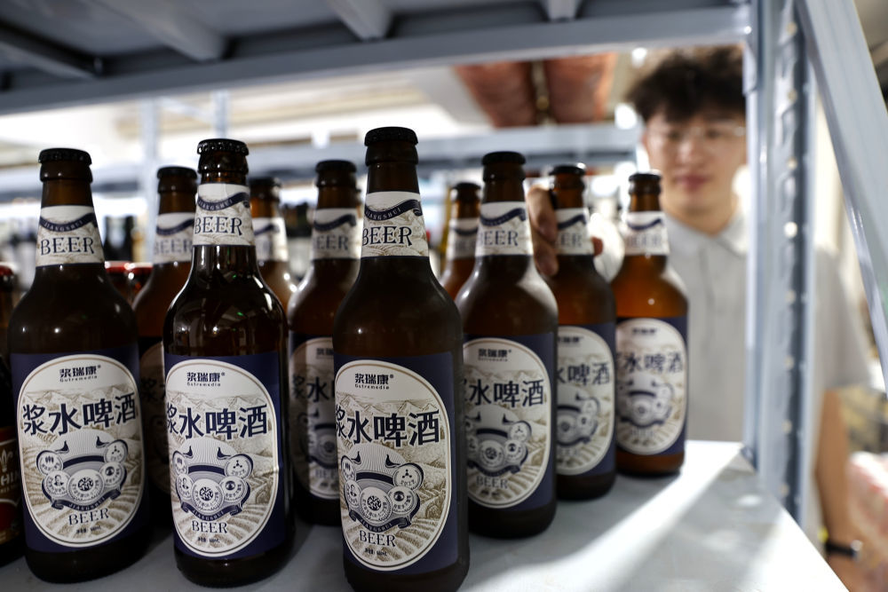 7月27日在兰州一家酒吧拍摄的浆水啤酒 新华社发(宋佳龙 摄)