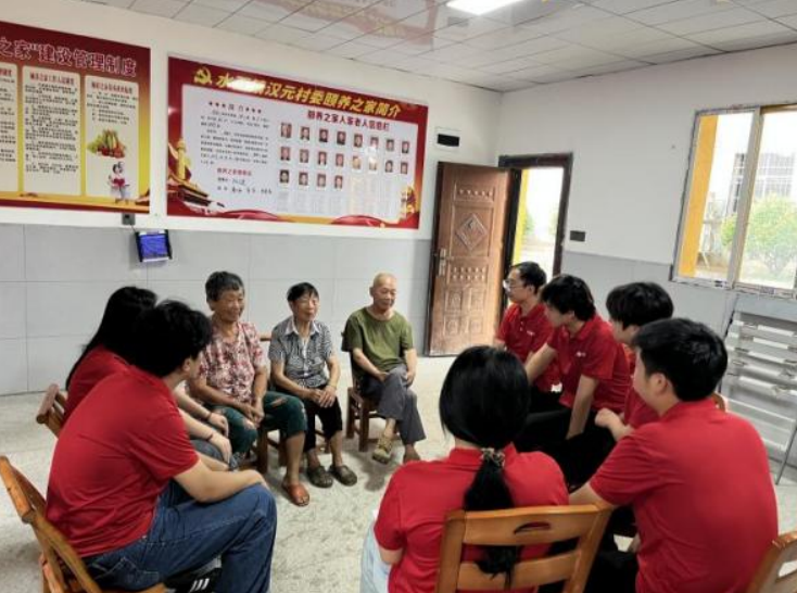 江西新能源科技职业学院开展2026年暑期“三下乡”慰问乡村老人活动