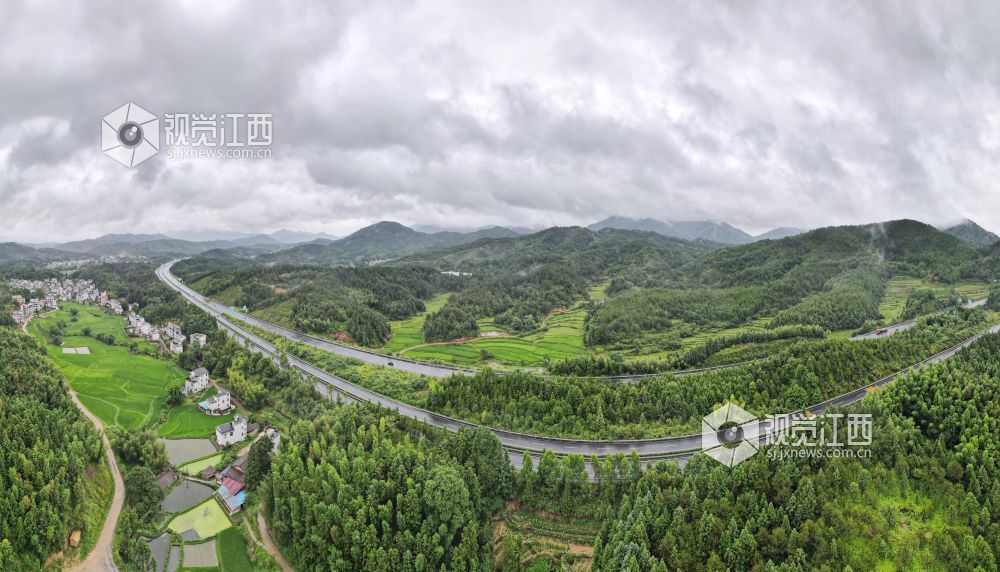 2026 年7月29日,雨后的大广高速江西遂川段风光怡人。公路如玉带蜿蜒穿梭林海稻田,白墙农舍掩映乡野。