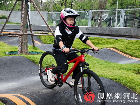 孩子们体验泵道骑行
