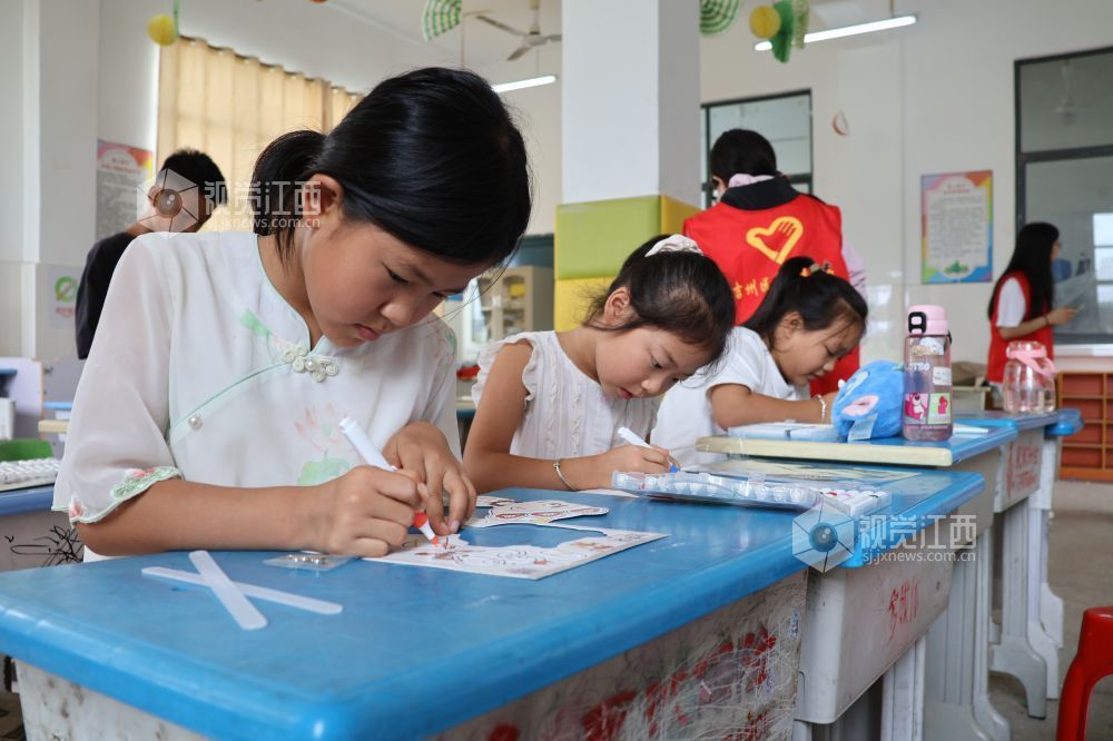 2026年7月28日,在江西省吉安市吉州区兴桥镇兴桥中心小学童心港湾,孩子们正在认真绘画皮影人物。