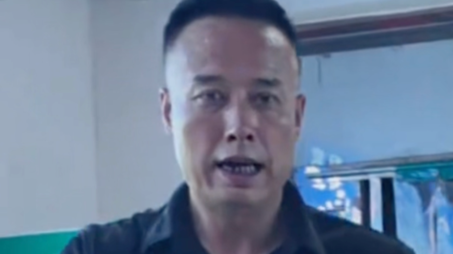 陕西铜川一烧烤店老板因撞脸马斯克走红，“顾客变多了，还有粉丝要和自己合照：有点害羞”，网友：建议店改名为“Space X烧烤”