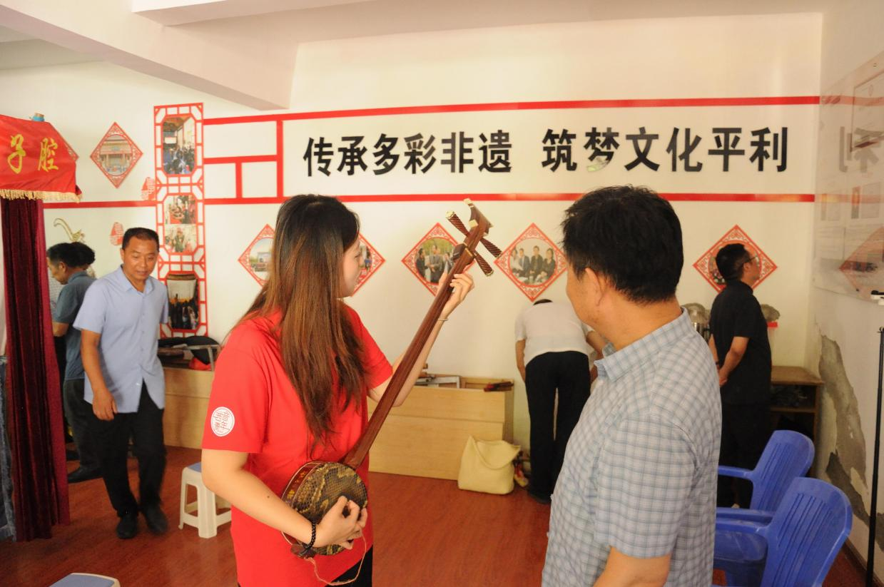 实践队专访国家级非遗弦子腔传承人,采集原生态民间音乐素材