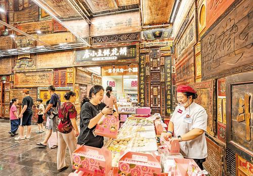 图为游客在唐山宴游玩,购买特色鲜花饼。本报记者 赵杰摄