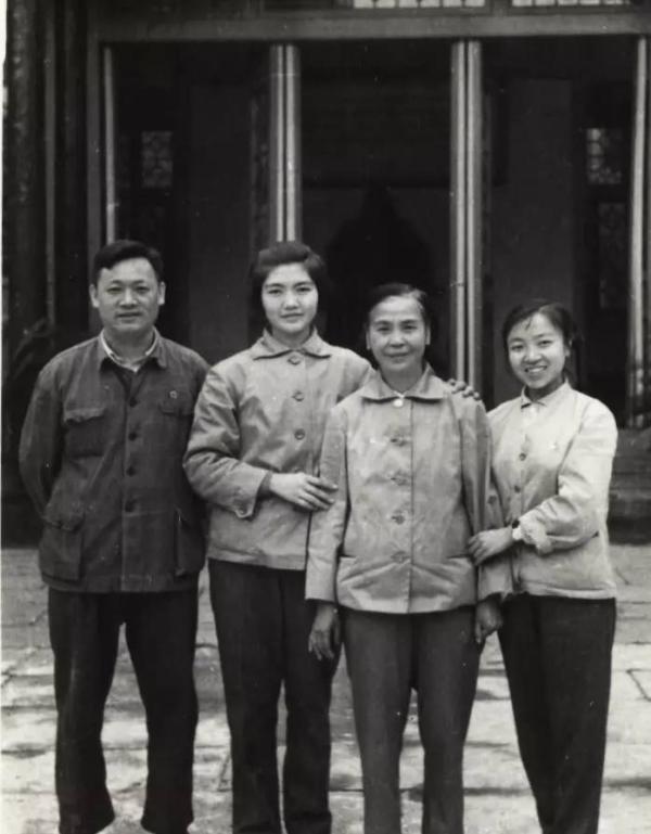 1965年国庆在杭州岳王庙，左起：贺怡养子刘子毅、贺小平、贺子珍、贺海峰