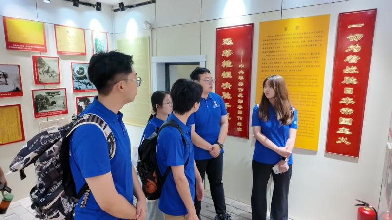 图为实践队员在革命旧址展馆中学习。黄翰林供图
