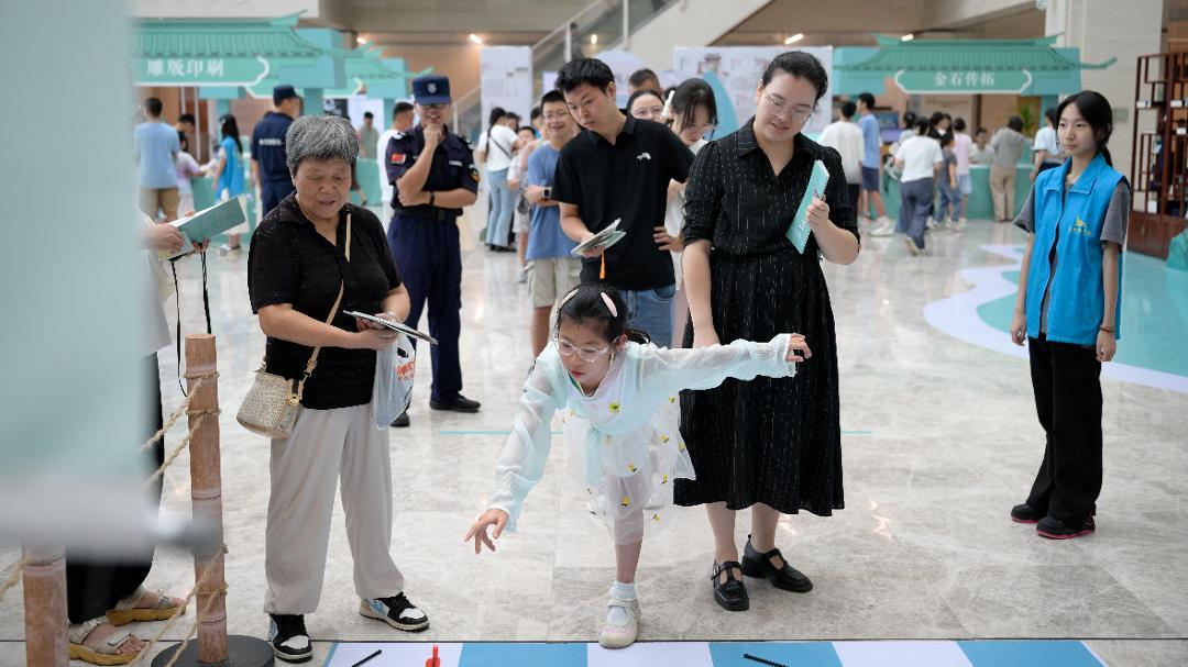 现场设置传统文化市集,市民游客沉浸式体验非遗展演等特色项目