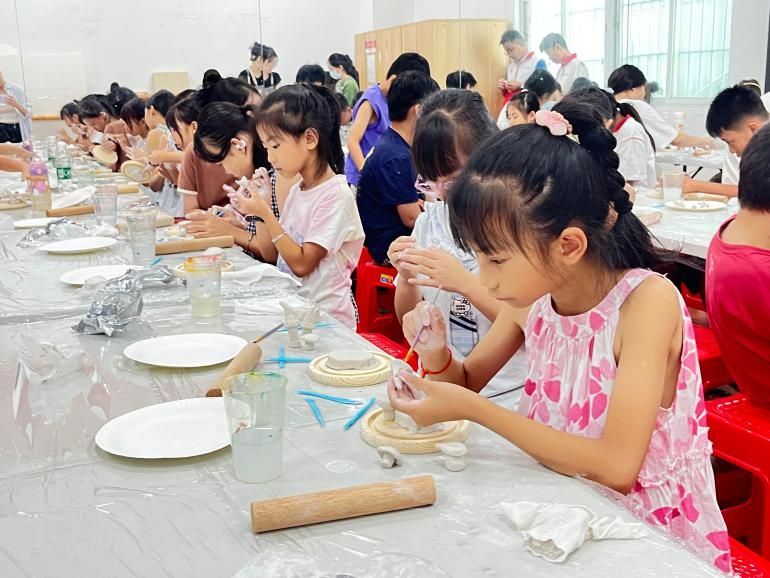 软陶塑童趣，指尖度盛夏——西乡街道南昌社区开展公益软陶微景观DIY活动