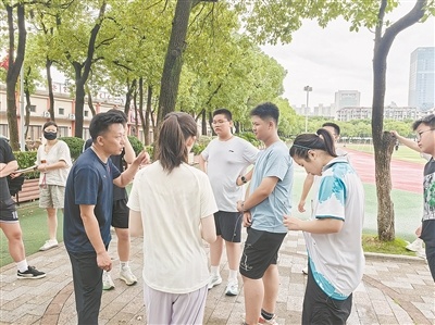 教练在指导学生训练