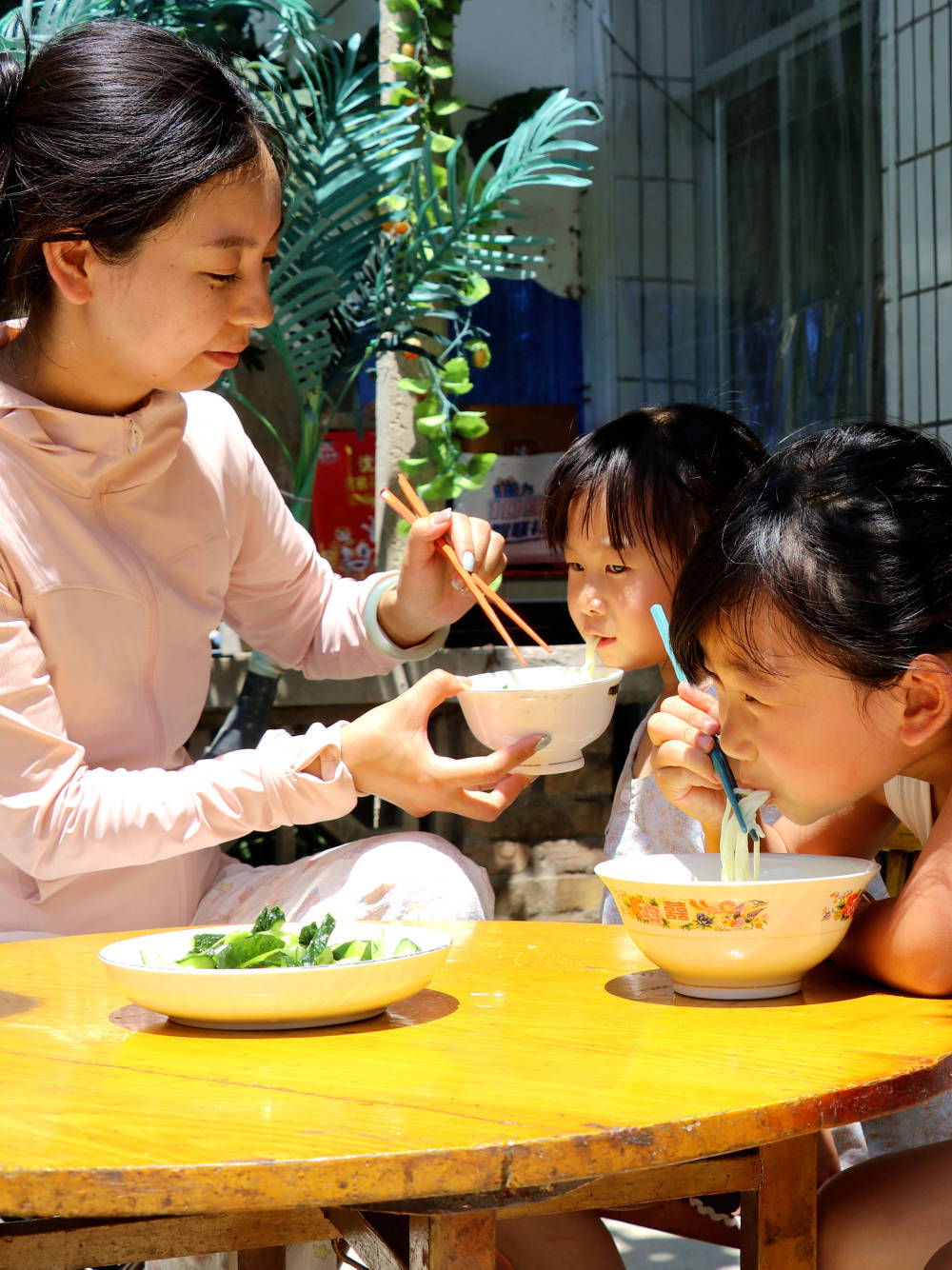 7月24日,在甘肃省平凉市静宁县威戎镇杨湾村,村民在家里吃浆水面。新华社发(王毅 摄)