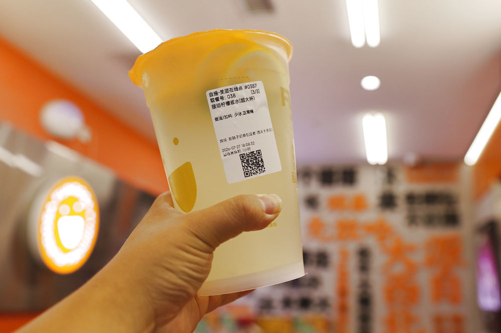 7月27日在兰州一家奶茶店拍摄的一款柠檬浆水。新华社发(宋佳龙 摄)