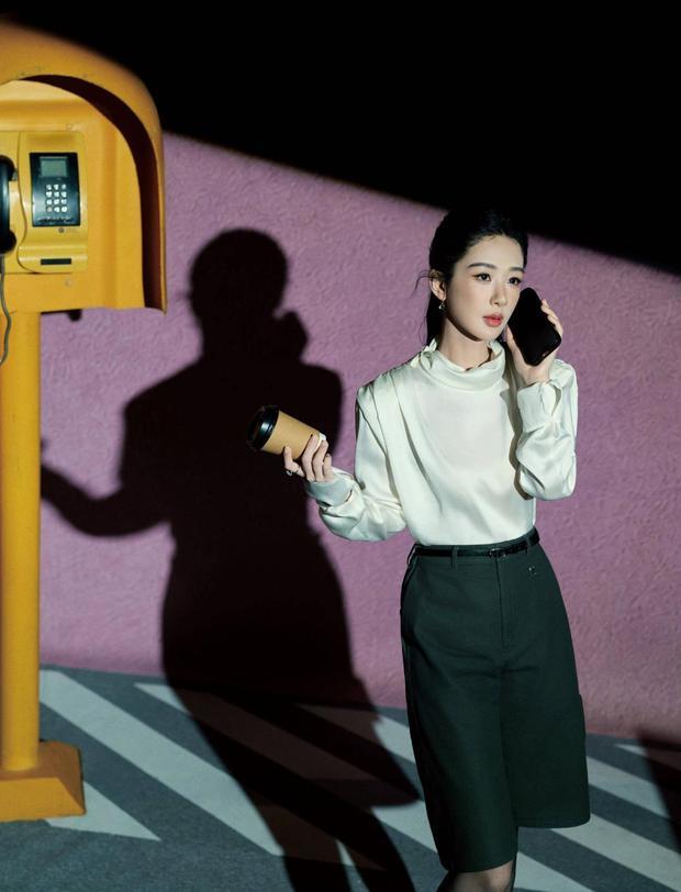 杨紫秒变职场女精英，气场全开。
