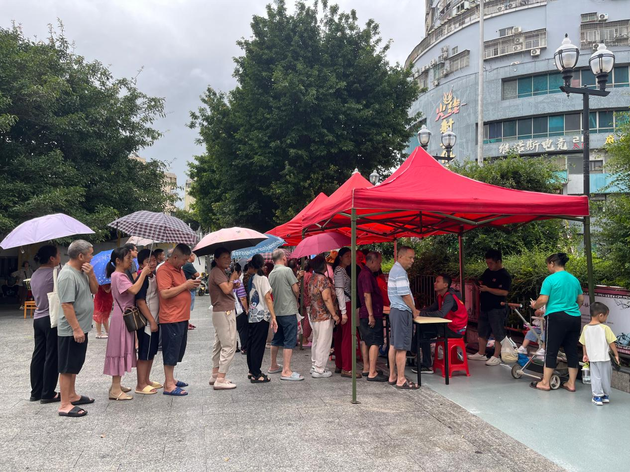 法治春风进社区 平安守护千万家——西乡街道龙珠社区普法宣传活动