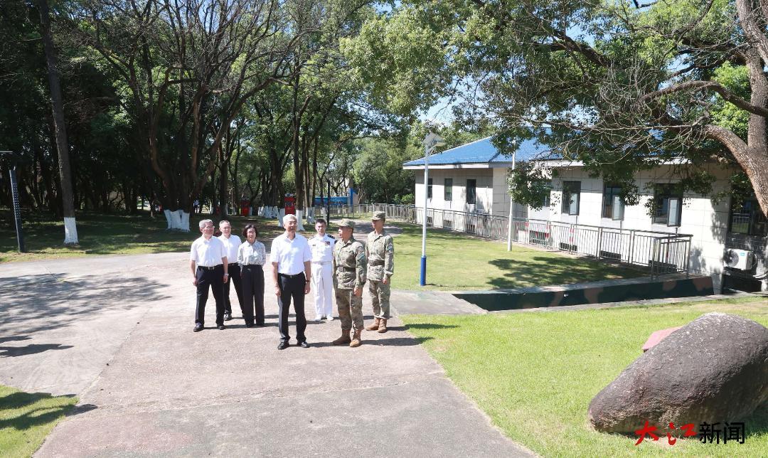 八一建军节前夕,尹弘叶建春等分组走访慰问驻赣部队