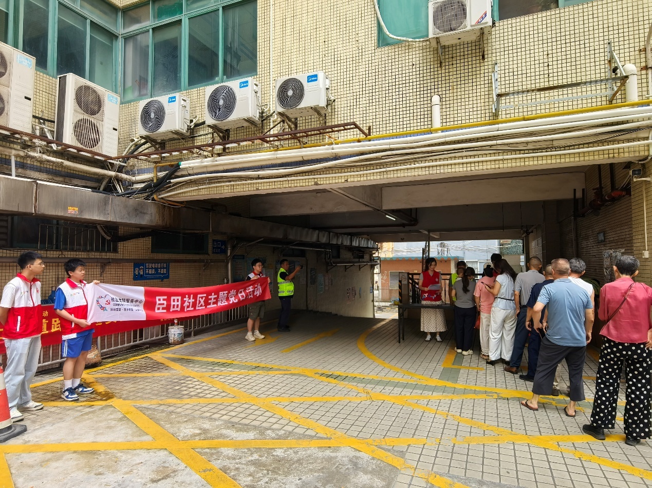主题党日扎根 “家门口”!臣田社区警社携手开展交通安全宣传