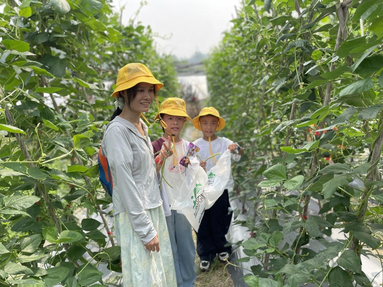 亲子采摘的快乐全挂在脸上
