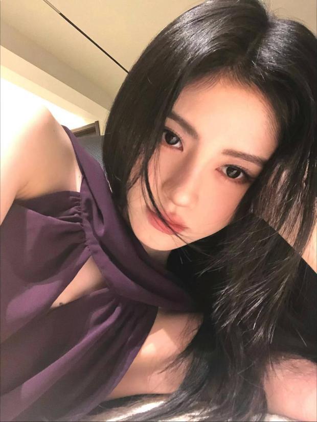 鞠婧祎慵懒随性。