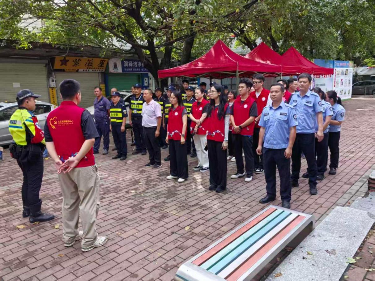 警社联动话交通 平安出行护家园 —— 龙珠社区联合交警中队开展交通安全主题宣传活动