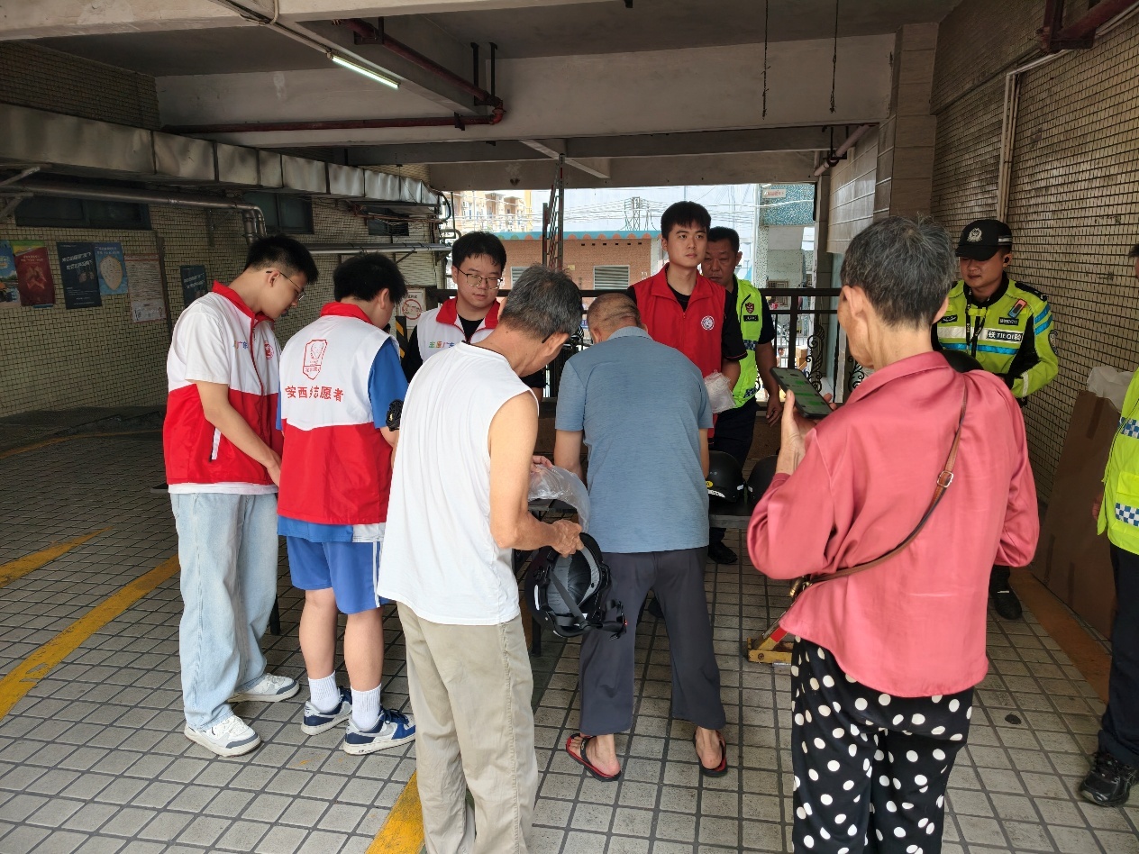 主题党日扎根 “家门口”!臣田社区警社携手开展交通安全宣传