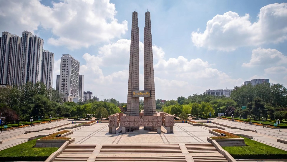唐山抗震50周年：纪念墙下的鲜花与记忆，见证城市重生