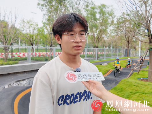 UFO骑行俱乐部员工康丁友介绍情况