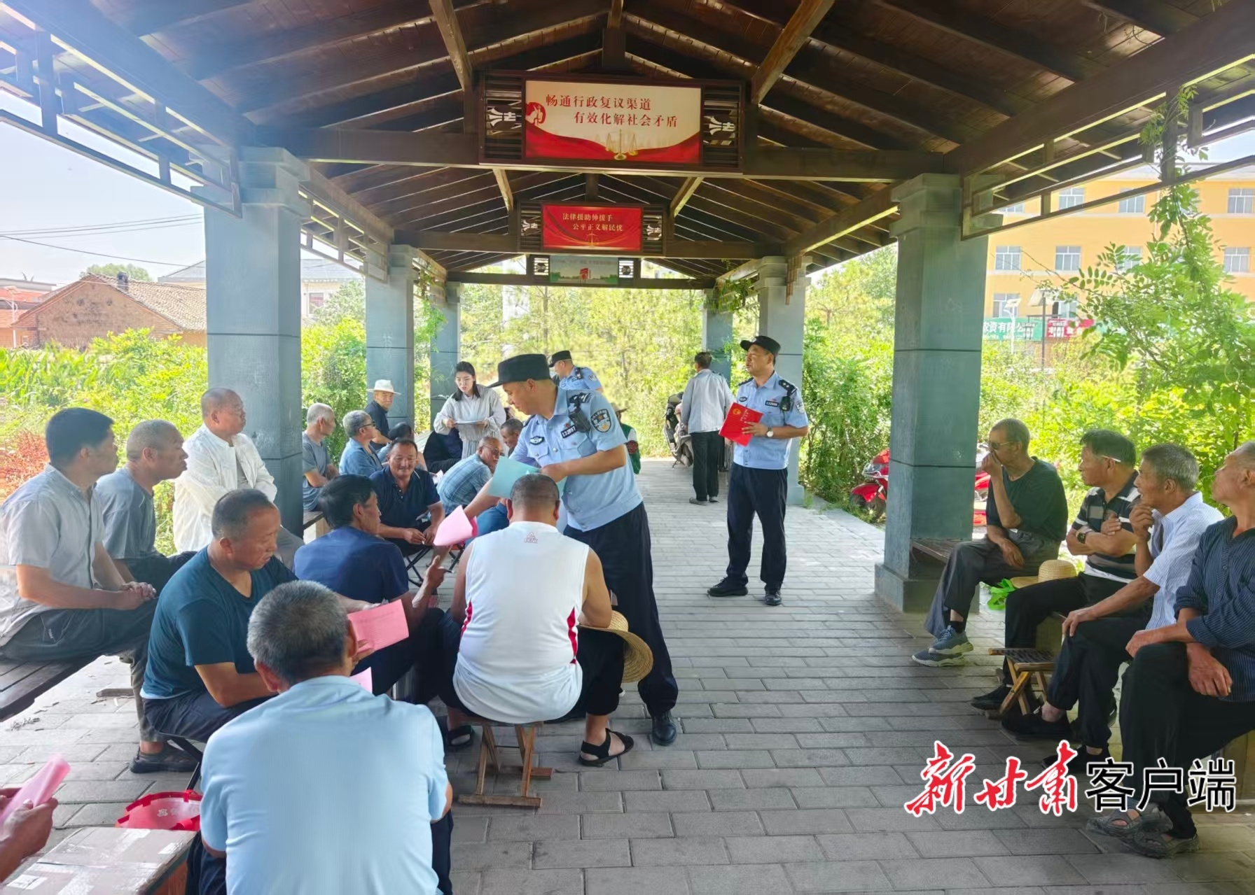 现场宣讲法律知识
