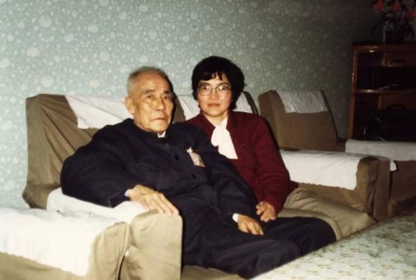1987年4月两会期间，贺敏学、贺小平父女在北京空军招待所